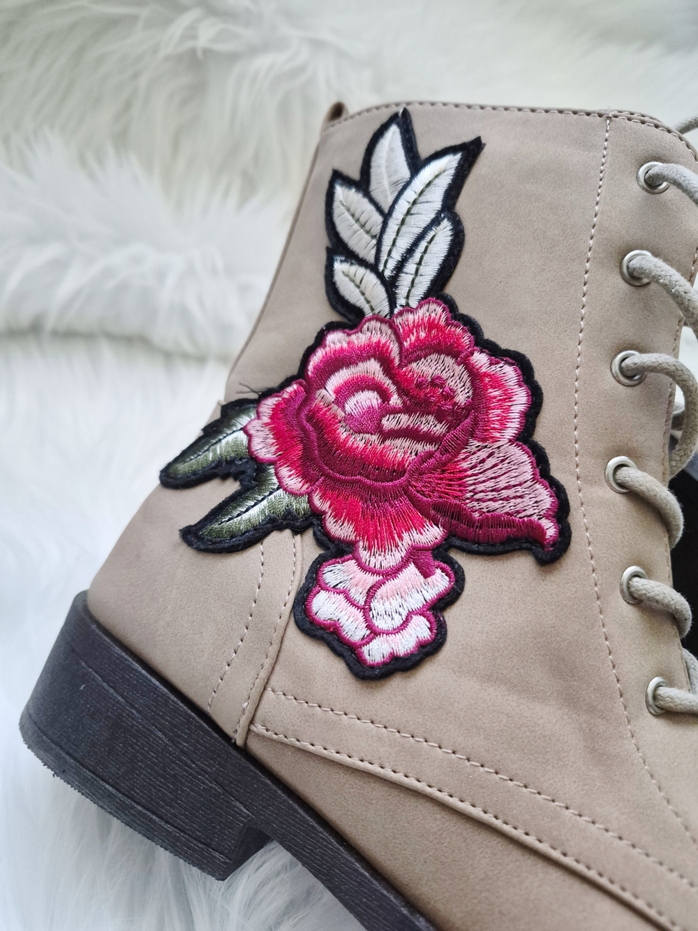 Beige Floral Embroidered Lace-Up Ankle Boots - Red Rose Accent Sz 6 - Picture 3 of 6